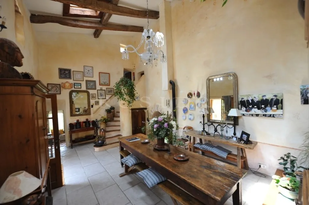 Bergerie du 16ème siècle sur 10 hectares avec vue dominante  sur le Mont Ventoux  