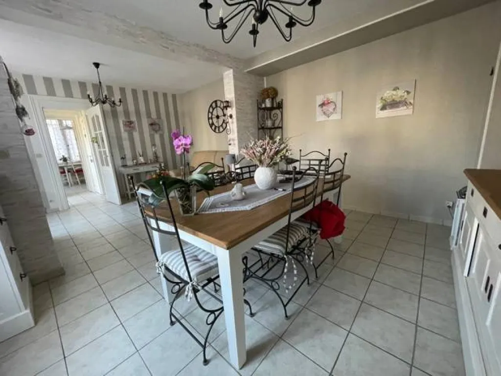 A acheter ensemble immobilier avec un immeuble de 3 appartements, une maison et 8 garages sur un terrain de 700m² sur la commune de CAUDEBEC LES ELBEUF 76320