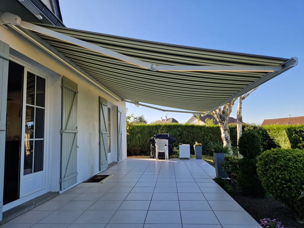 Pose d'un grand store banne électrique pour une maison à Saint-Léonard