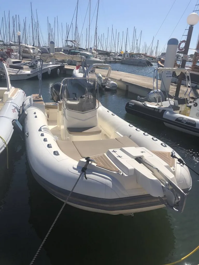 Bateau pneumatique Tempest 700 en vente d'occasion sur le Var
