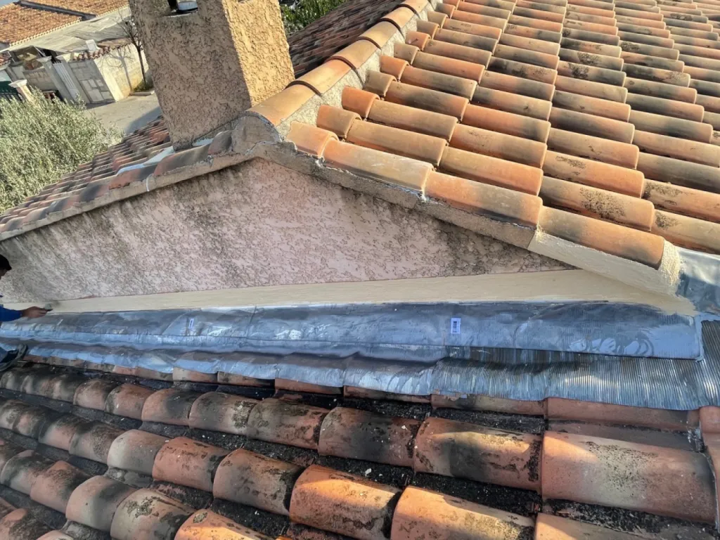 Nouveau changement de Solin en Plom d’une toiture de maison sur Marignane près de Martigues
