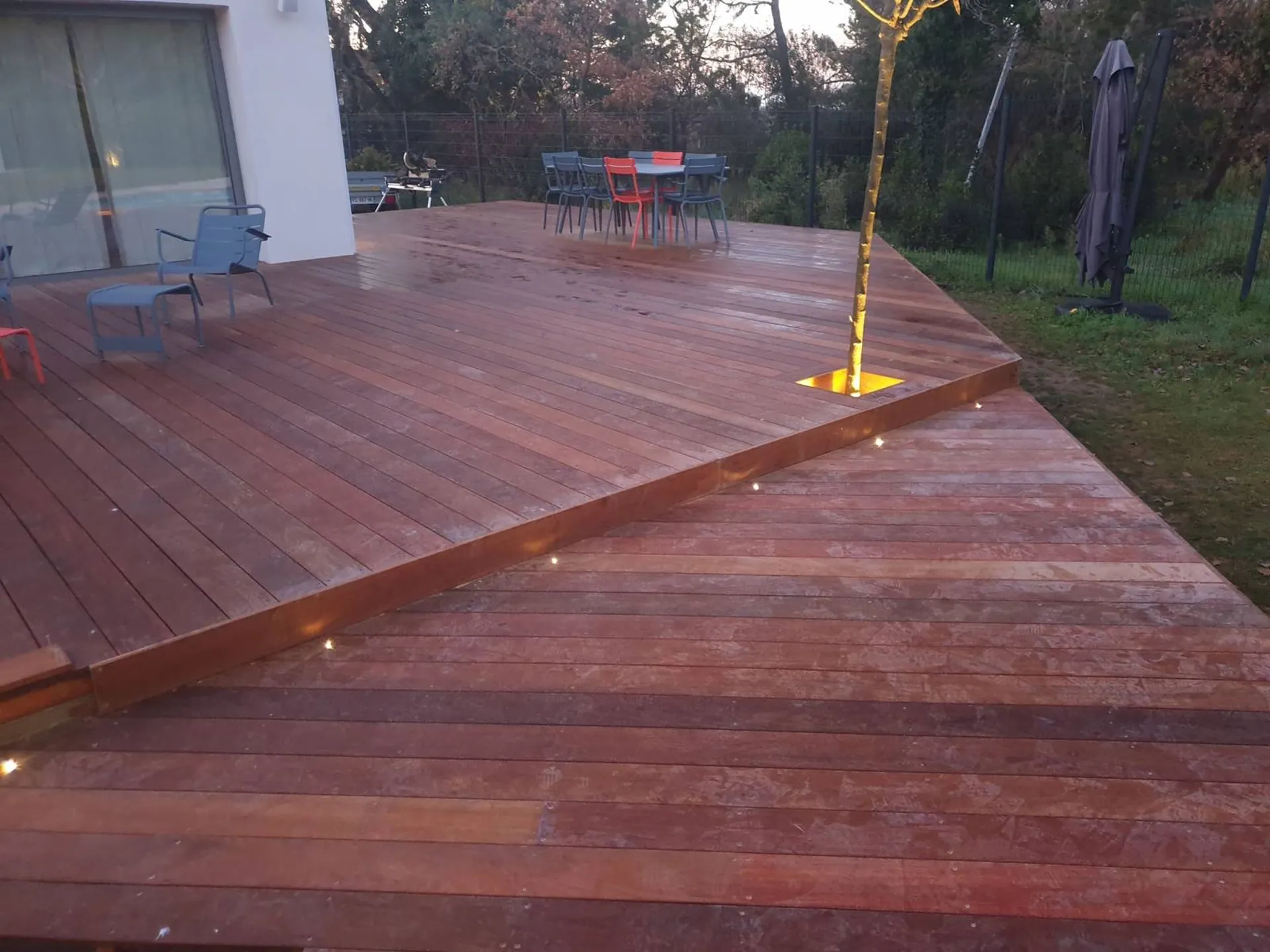 Création de terrasse Ipe avec bancs et spots à Aix en Provence