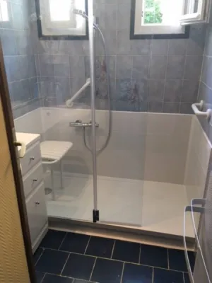 Remplacement baignoire par douche sénior sécurisée à Bagnols-sur-Cèze, Gard (30)