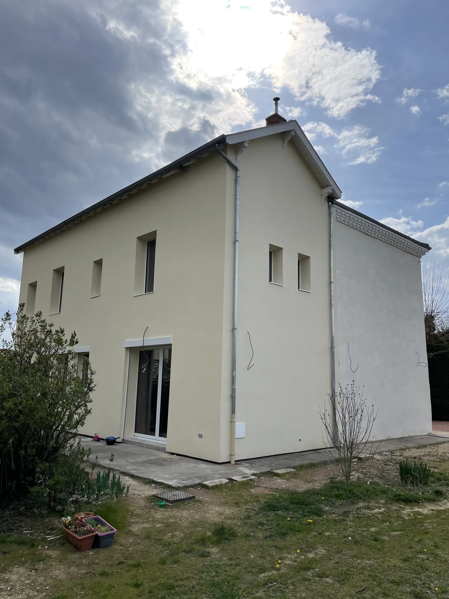 Maison après travaux d’isolation thermique par l’extérieur et ravalement de façade à Belleville-en-Beaujolais (Rhône 69) avec amélioration du confort et des performances énergétiques