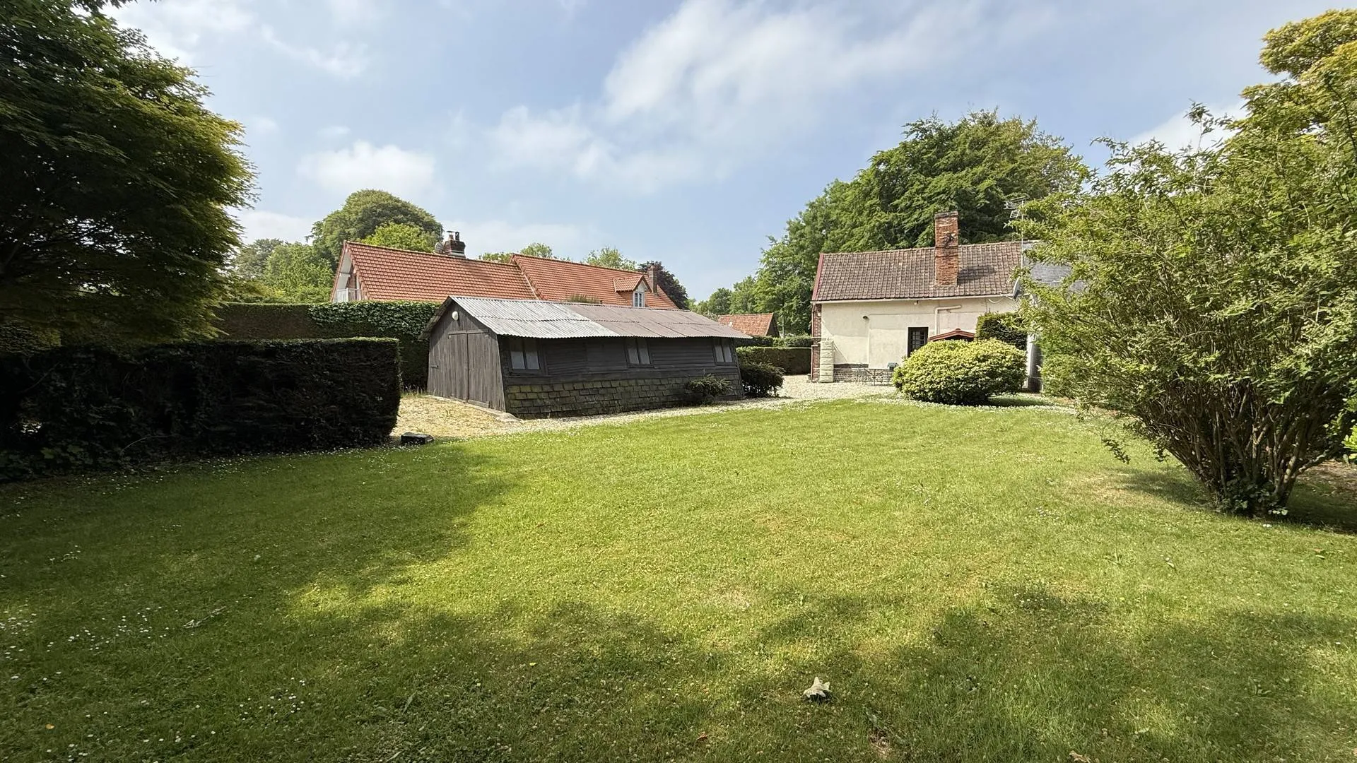 Longère à vendre sur la Côte d’Albâtre – À rénover entièrement, emplacement prisé à Varengeville – Vue mer possible selon aménagement.