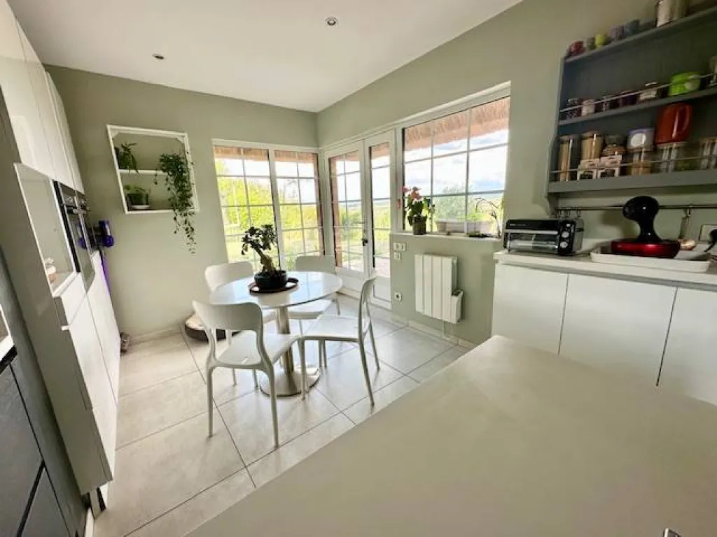 A saisir charmante chaumière de 221 m² édifiée sur un terrain de 5900 m² sur la commune de FRENEUSE 76410