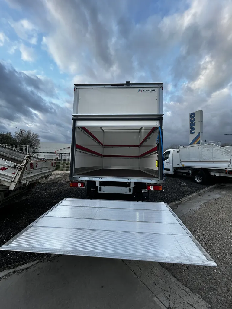 IVECO DAILY CAISSE ET HAYON 750 KGS