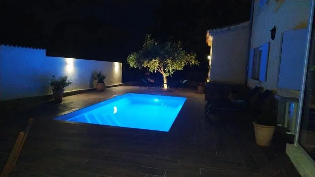 Piscine de nuit éclairé