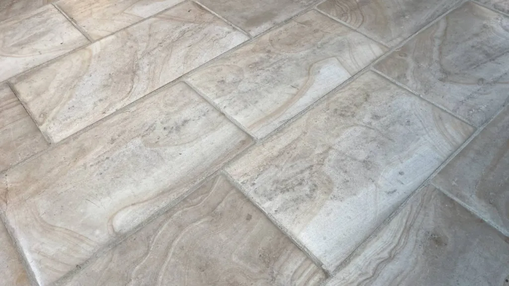 Travertin pierre pour carrelage intérieur et extérieur livraison partout en France de Montpellier à Bordeaux de Lyon à Nantes