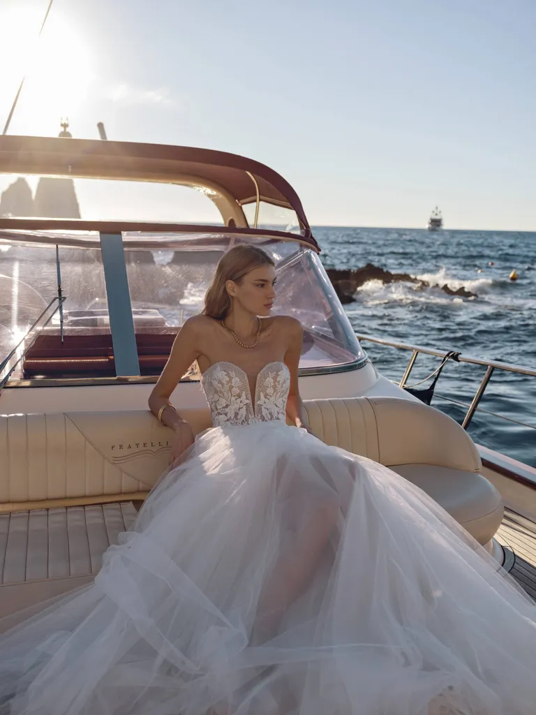 Robe de mariée bohème et princesse avec bustier dentelle et longue traine proche de Marseille