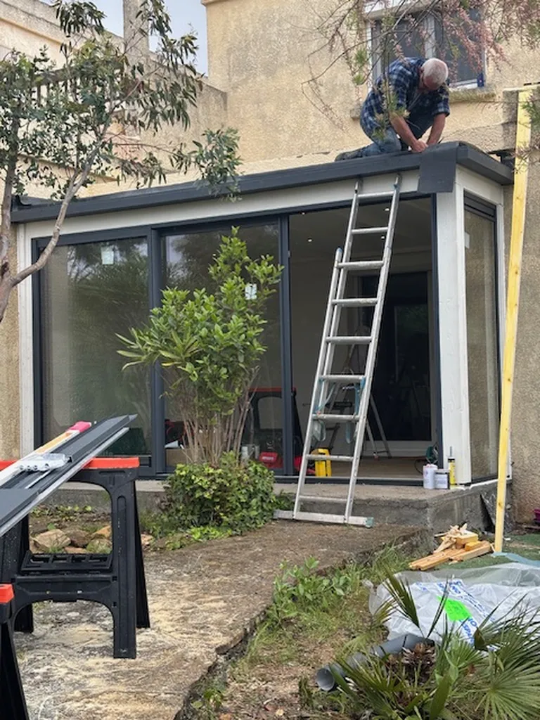 Réalisation et installation d’une véranda aluminium Naeva avec toiture plate à Puget-sur-Argens (Var)