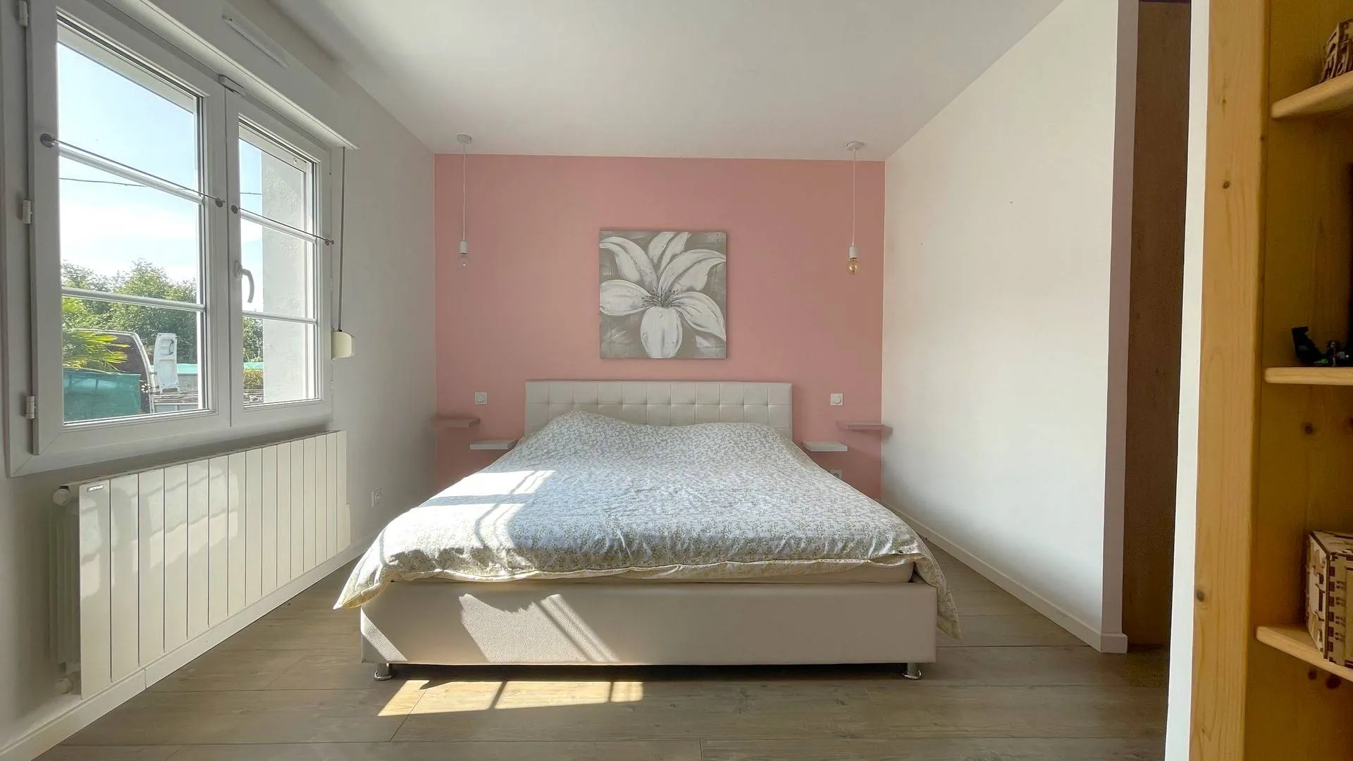 Maison à vendre avec séjour et chambre supplémentaire** : Espace de couchage annexe avec séjour au rez-de-chaussée et chambre avec WC à l'étage.