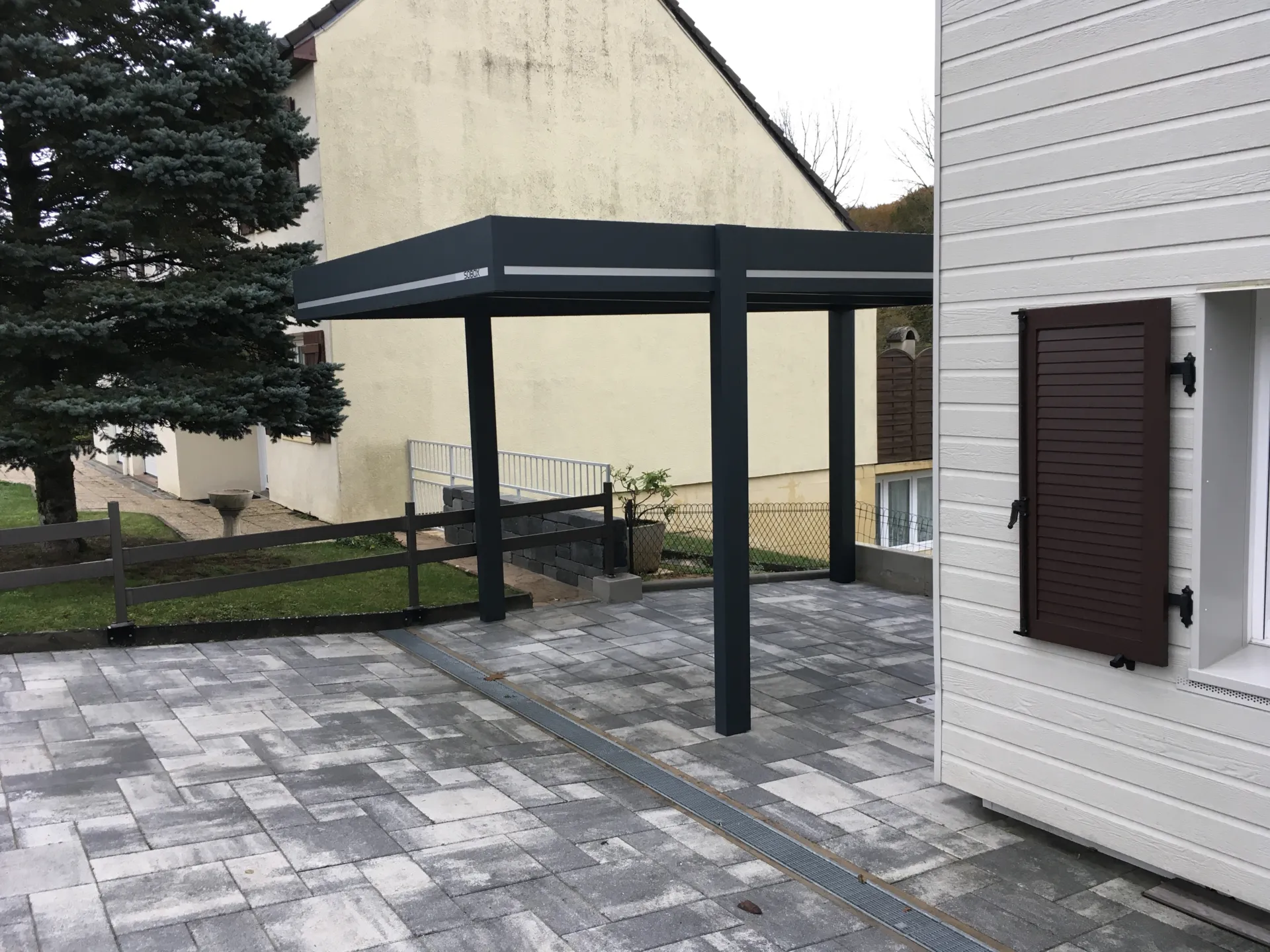 Conception d'un carport an alu à 4 pieds pour une voiture de 2.50m x 5.00m dans la cour d'une maison à Froideval près de Belfort