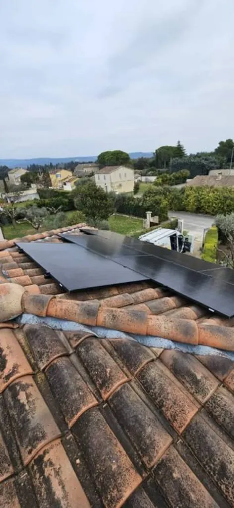 Pose de panneaux solaires sur tuiles mécaniques grâce à une structure Esdec