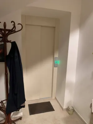 L'aspect portes fermées avec ce RAL 1013 de l'ascenseur de maison VIMEC E10 avec portes télescopiques entre Aix en Provence & Avignon