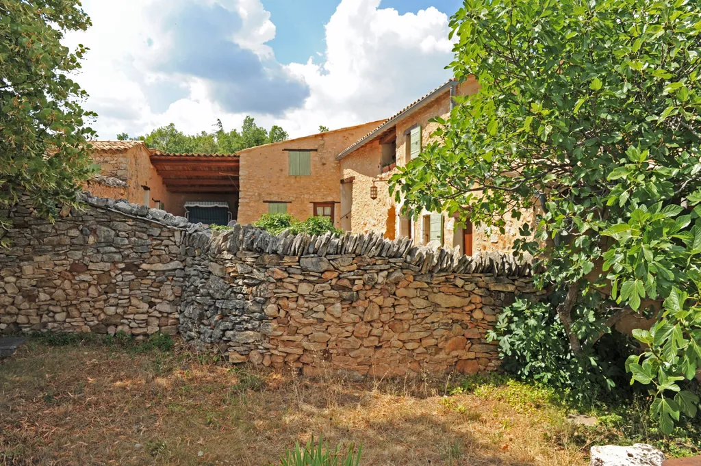 En vente dans les Monts du Vaucluse,  ferme provençale restaurée sur 35 hectares  
