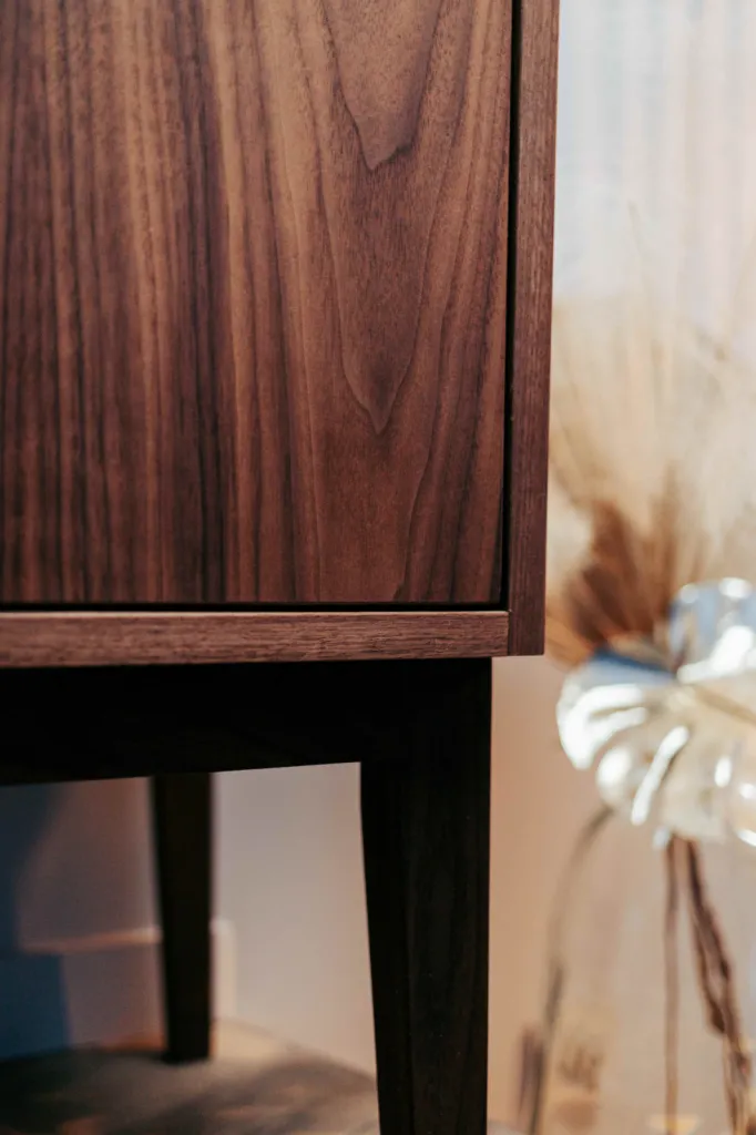 Meuble massif en noyer à Lentilly