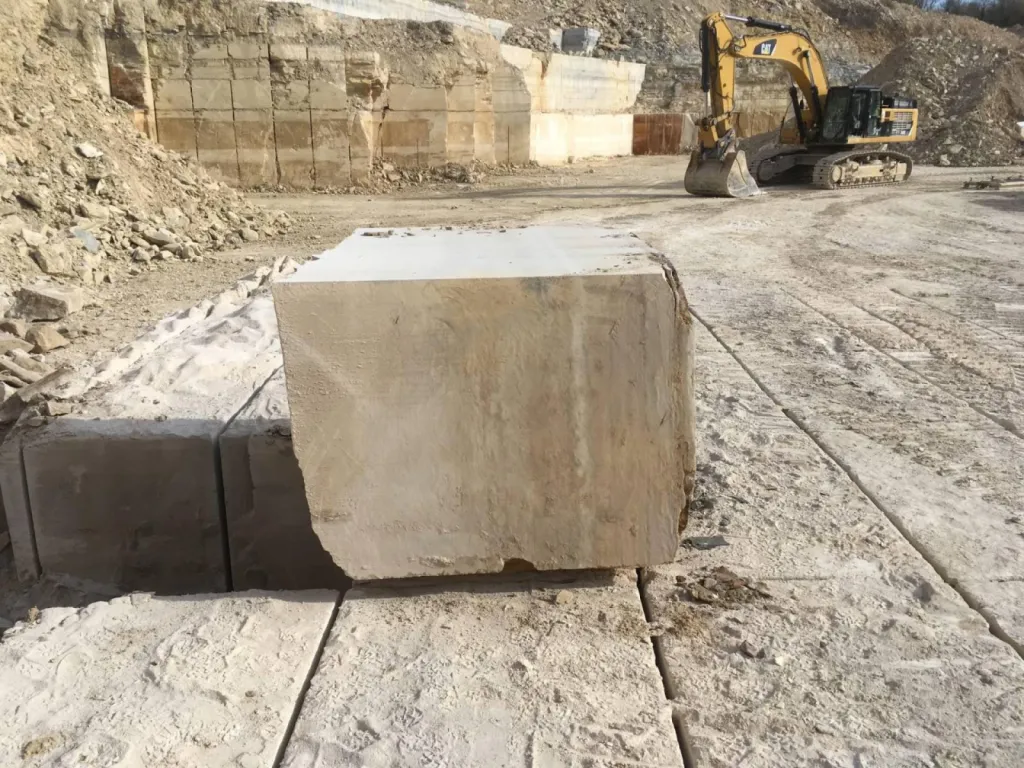 Vieille dalle de Dordogne, finition rustique ou patinée, livraison de Bordeaux à Paris et de Lyon à Aix-en-Provence