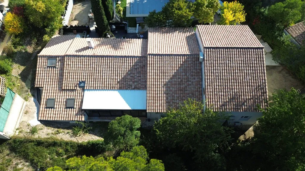 Toiture rénovée à Cabriès après travaux – Tuiles mécaniques et charpente bois