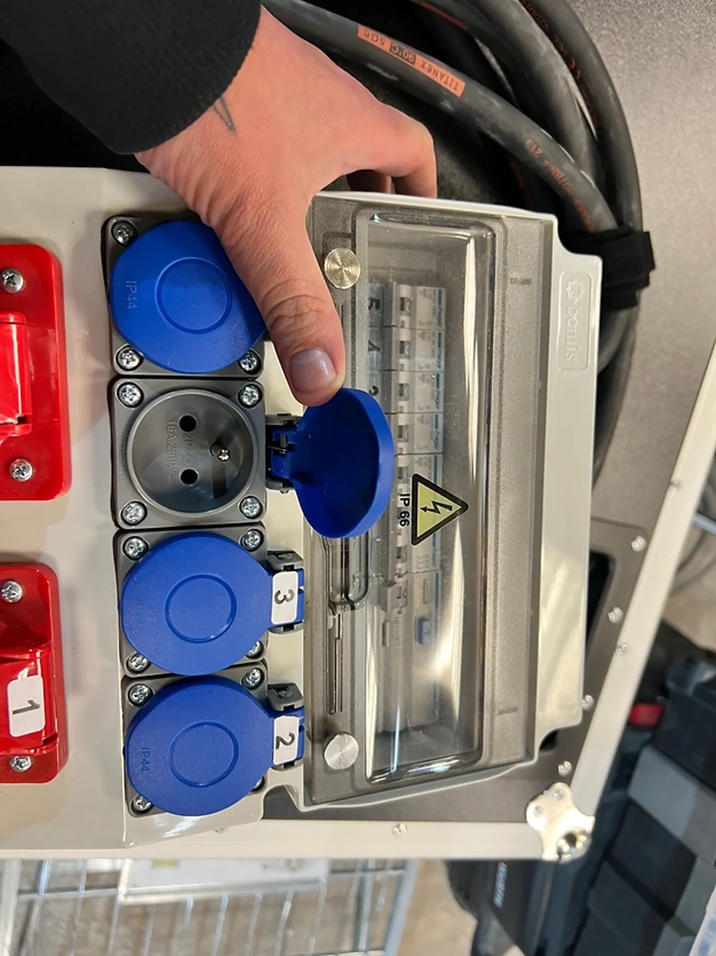 COFFRET ELECTRIQUE 32A TRI VERS 1X 32A TRI + 1X16ATRI+ 4 PC 16A MONO