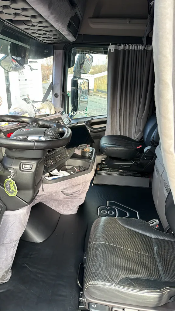 Nettoyage intérieur expert cabine poids lourd Scania avec décontamination complète, assainissement, entretien durable et protection des surfaces sensibles de l’habitacle