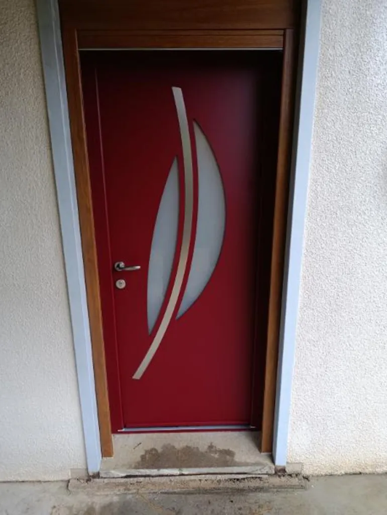 Porte d'entrée en aluminium avec vitrage sablé à Dampierre et Flée