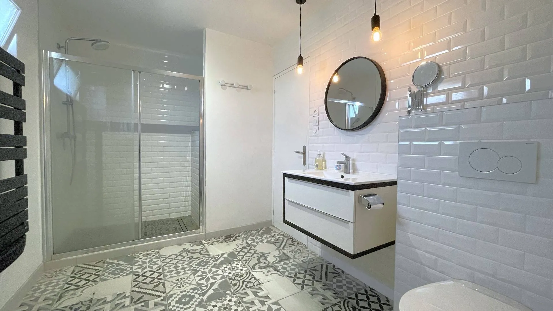 Longère à vendre avec garage attenant** : Garage avec porte coulissante adjacent à la maison pour faciliter le stationnement.