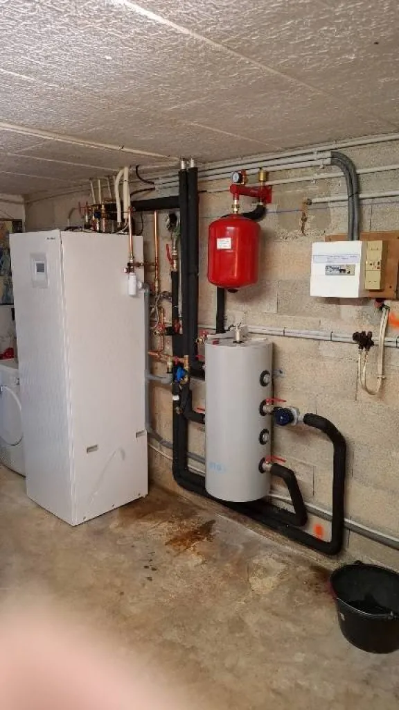 Pose d'une pompe à chaleur air-eau Hitachi pour chauffer refroidir et produire son eau chaude sanitaire