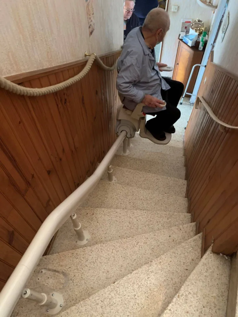 Les prises de mesure permettent de créer un rail sur mesure pour ce fauteuil monte escalier OTOLIFT Modul'Air intérieur dans escalier tournant à Martigues près d'Aix en Provence