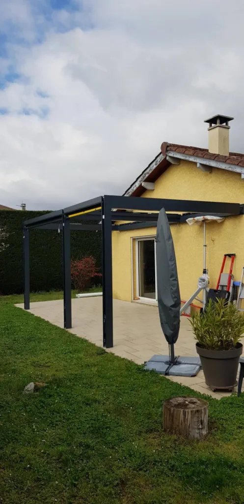 Installation d'une pergola bioclimatique aluminium sur mesure de marque MARQUISES en région Rhône Alpes à Saint-Romain-de-Jalionas