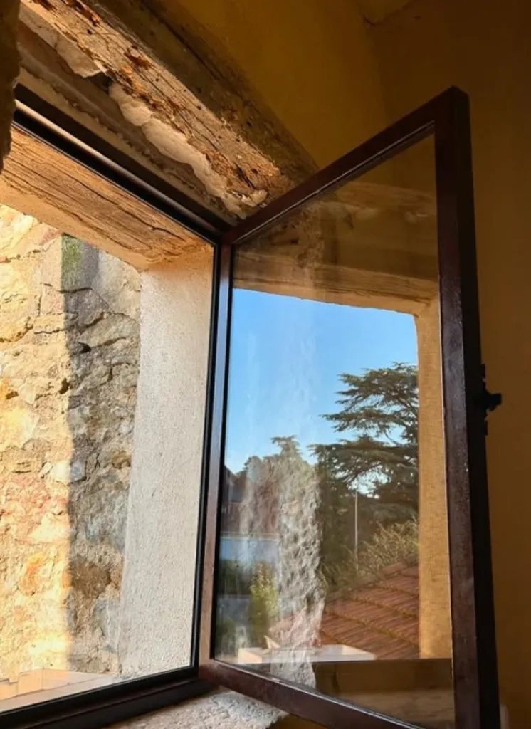 Conception sur mesure de 3 fenêtres en acier rouillé vernis dans une vielle bâtisse à Tassin-la-Demi-Lune dans l'ouest lyonnais