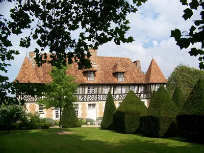 A vendre, Manoir du XVI-XVIIème et ses dépendances en Normandie