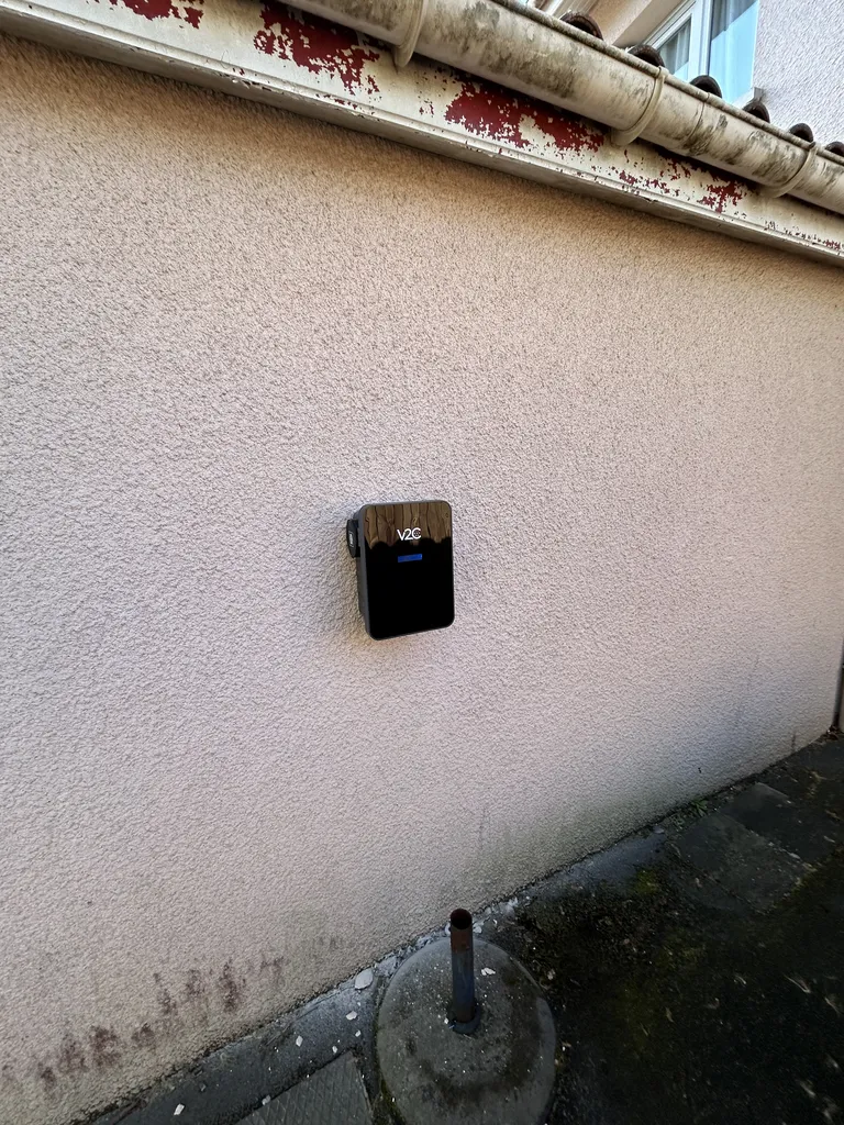 À Talence 33400 en Gironde, visite technique et installation borne de recharge 7 kW/22 kW pour Tesla, Mercedes, BMW et BYD effectuée sans sous-traitance par Aquitaine Énergie.