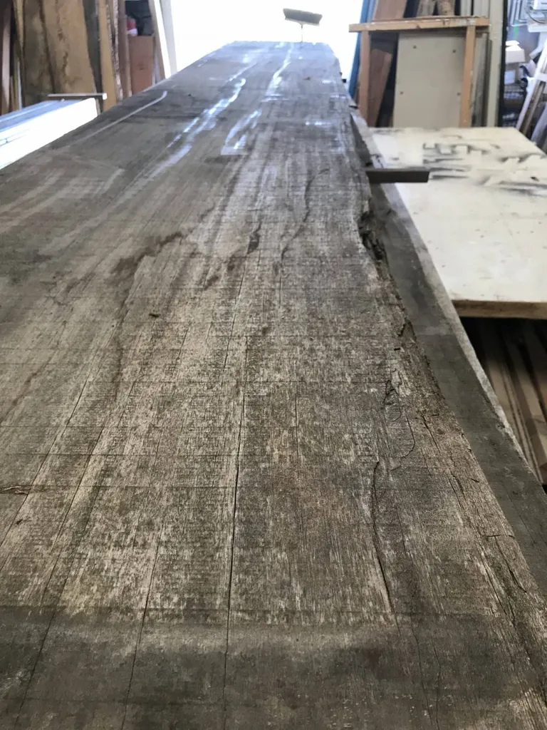 Plateau de bois exotique non traité pour réalisation d'une table par la MENUISERIE GARCIN à Rousset dans son atelier