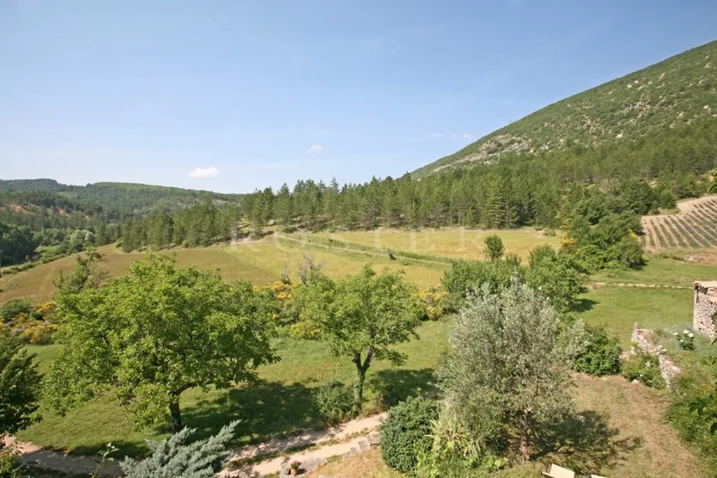 Superbe ensemble de bâtiments au coeur de + de 28 hectares  proche du mont Ventoux  