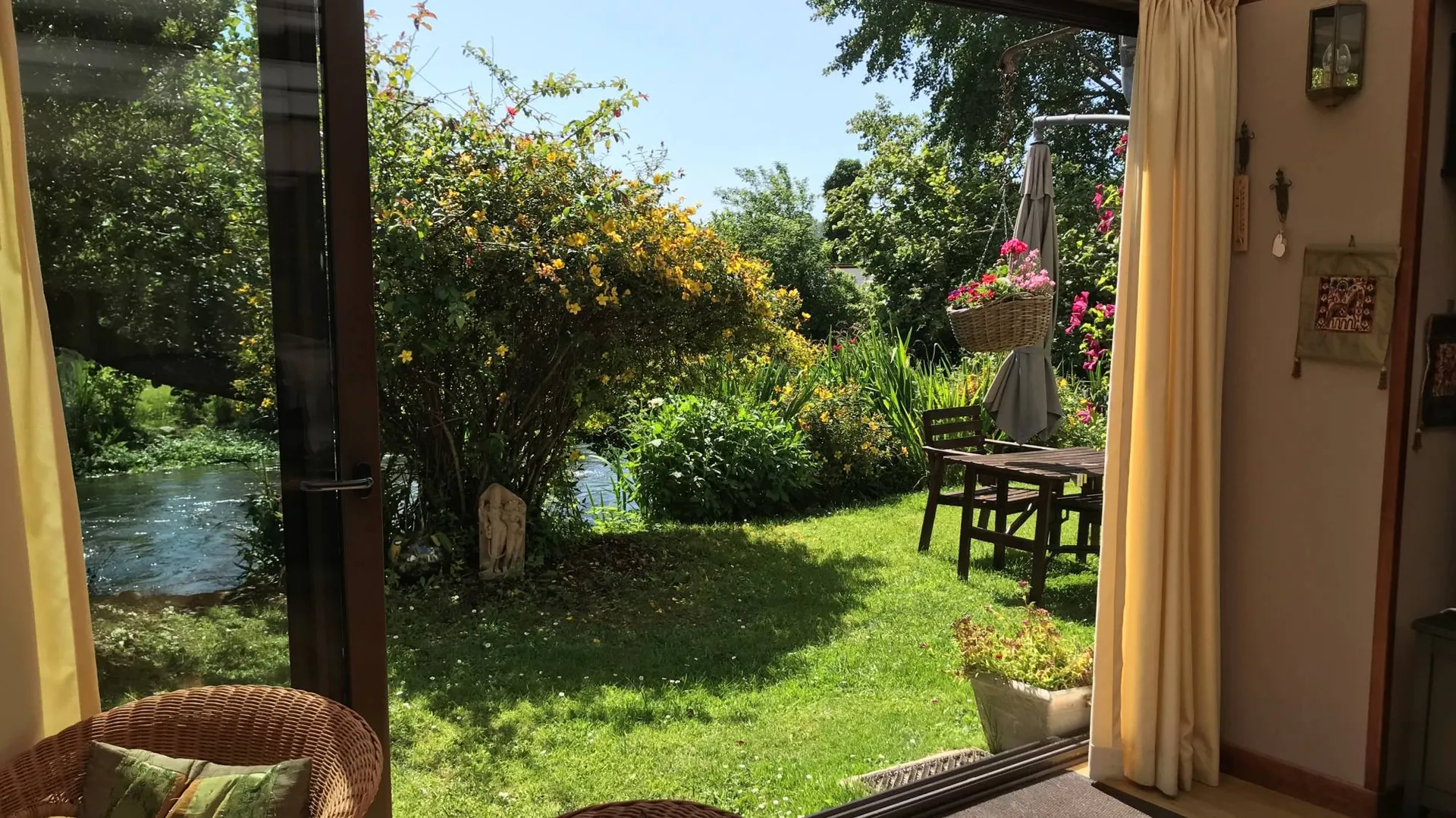 A vendre belle propriété bordée d'une rivière entre Dieppe 76200 et Mers-les-Bains 80350