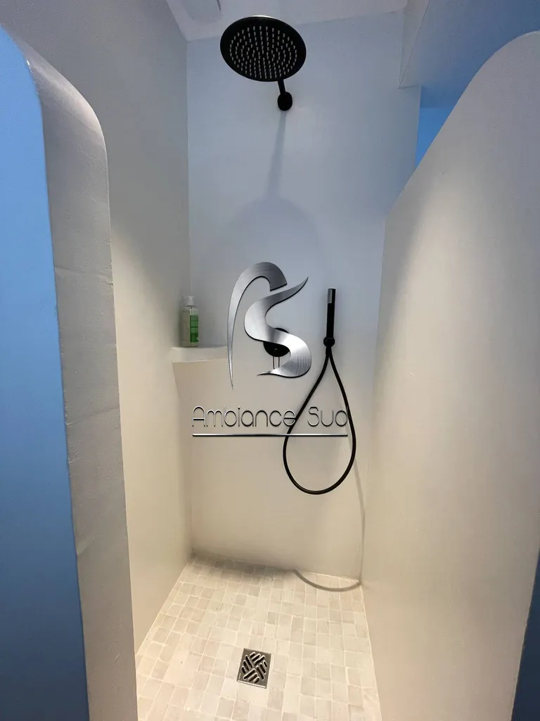 Réalisation de murs de salle de bain en béton ciré blanc à Meyreuil près d’Aix en Provence