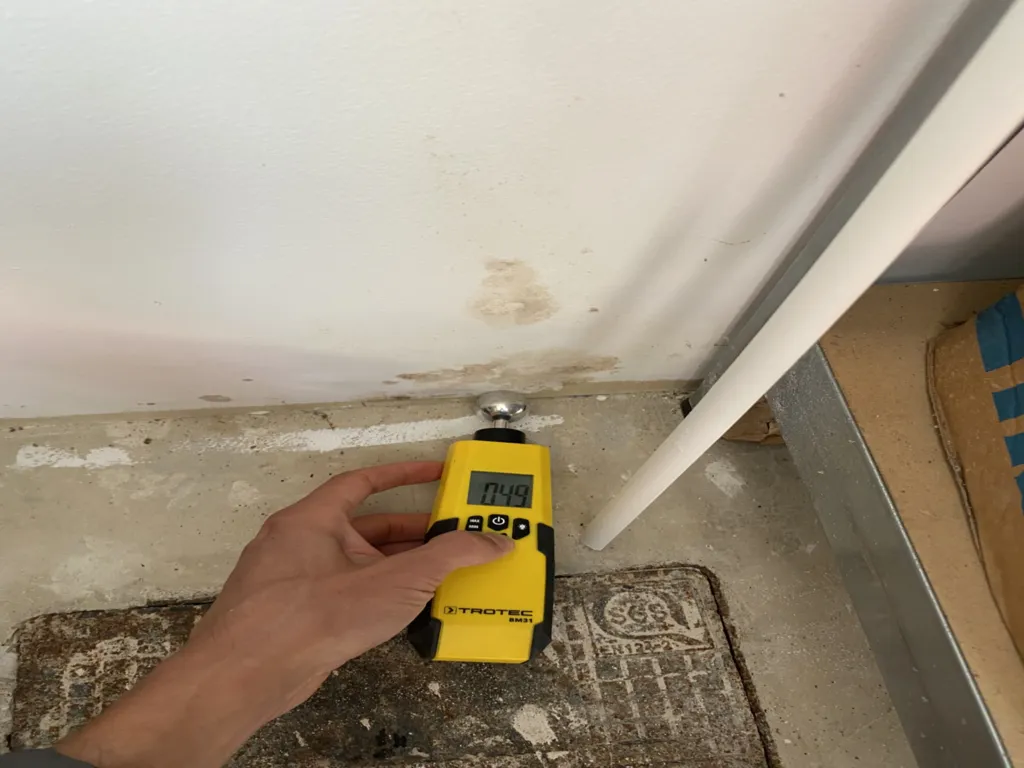 Spécialiste en train de localiser la fuite à l'origine d'un dégât des eaux à Olivet dans le Loiret