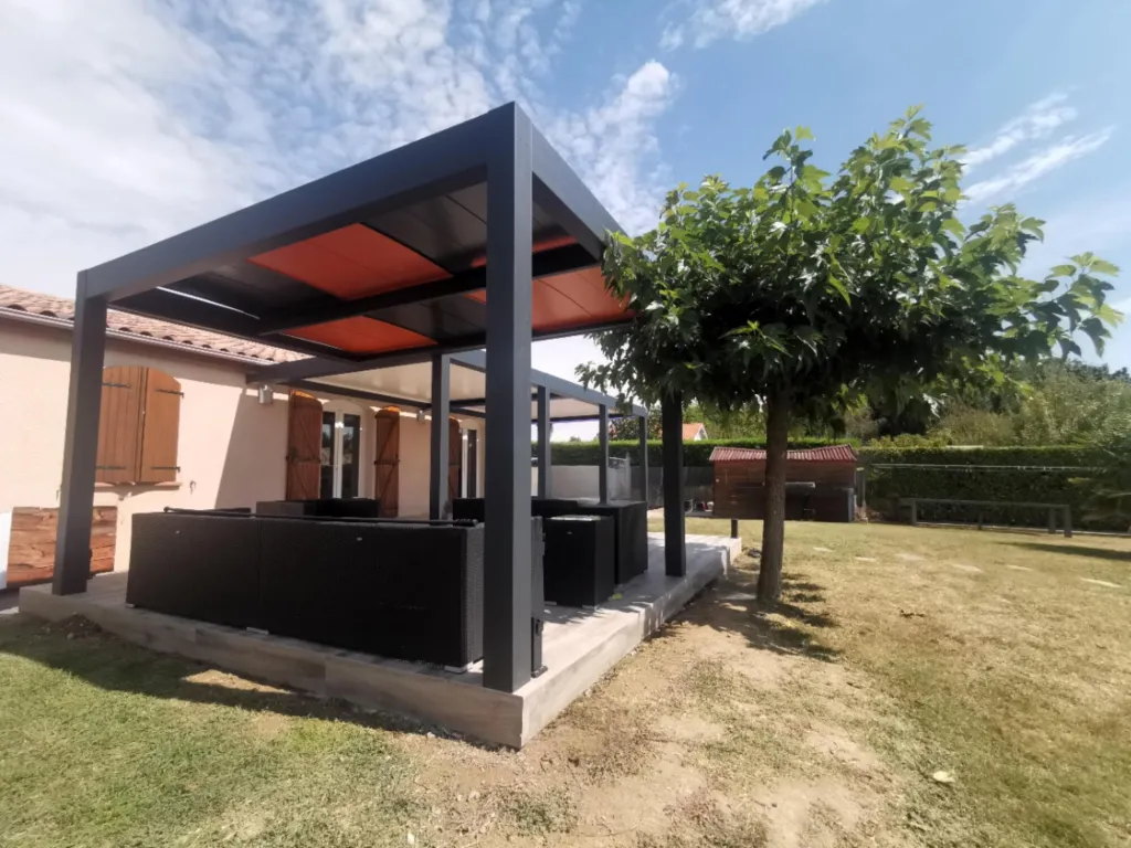 Installation de double auvent bioclimatique motorisé avec stores et garde-corps à Saint-Étienne-de-Tulmont pour terrasse design