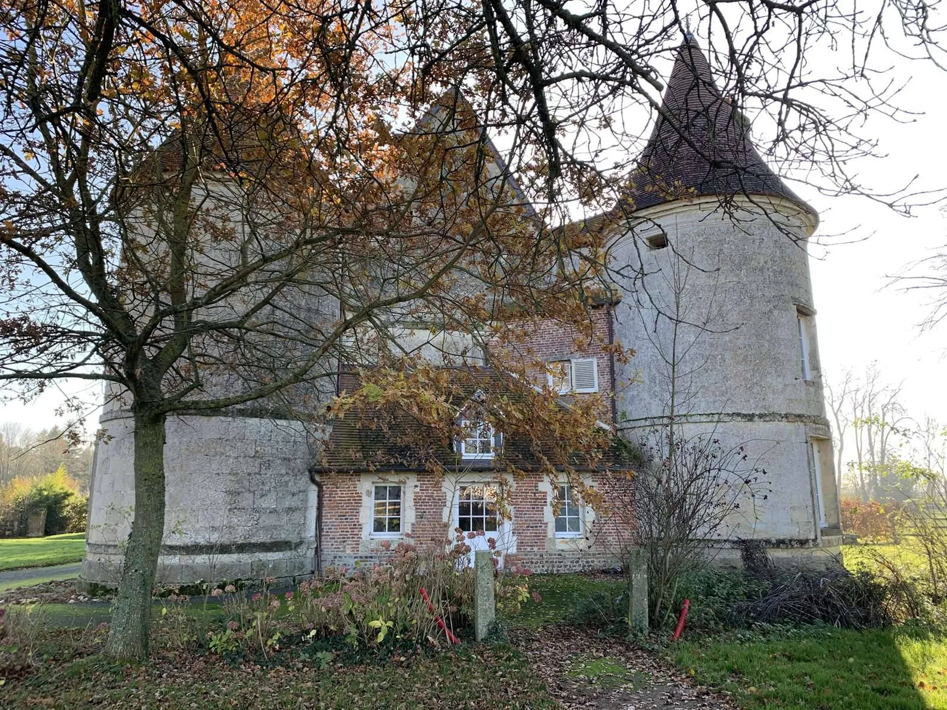 En vente, PAYS d’AUGE du CALVADOS : Château en pierres des XV et XVIII siècles entre LISIEUX (14100) et ORBEC (14290)