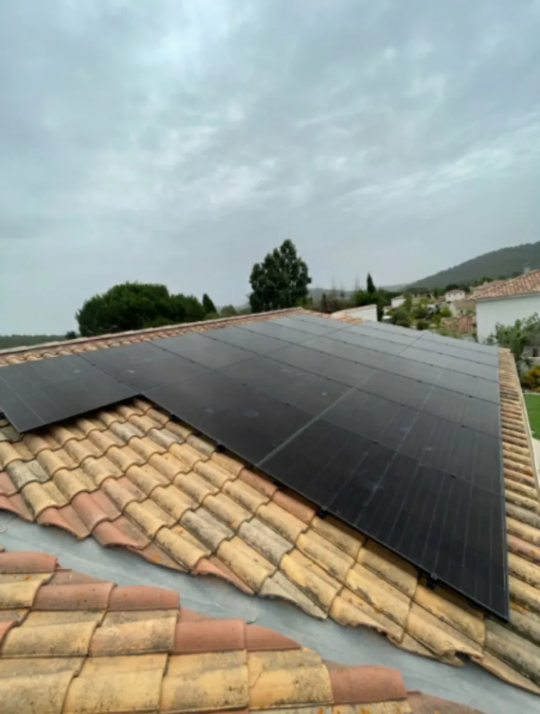 Pose de 21 panneaux photovoltaïques dès 11 990€ à La Crau par Provence Energie Solaire Services de La Ciotat
