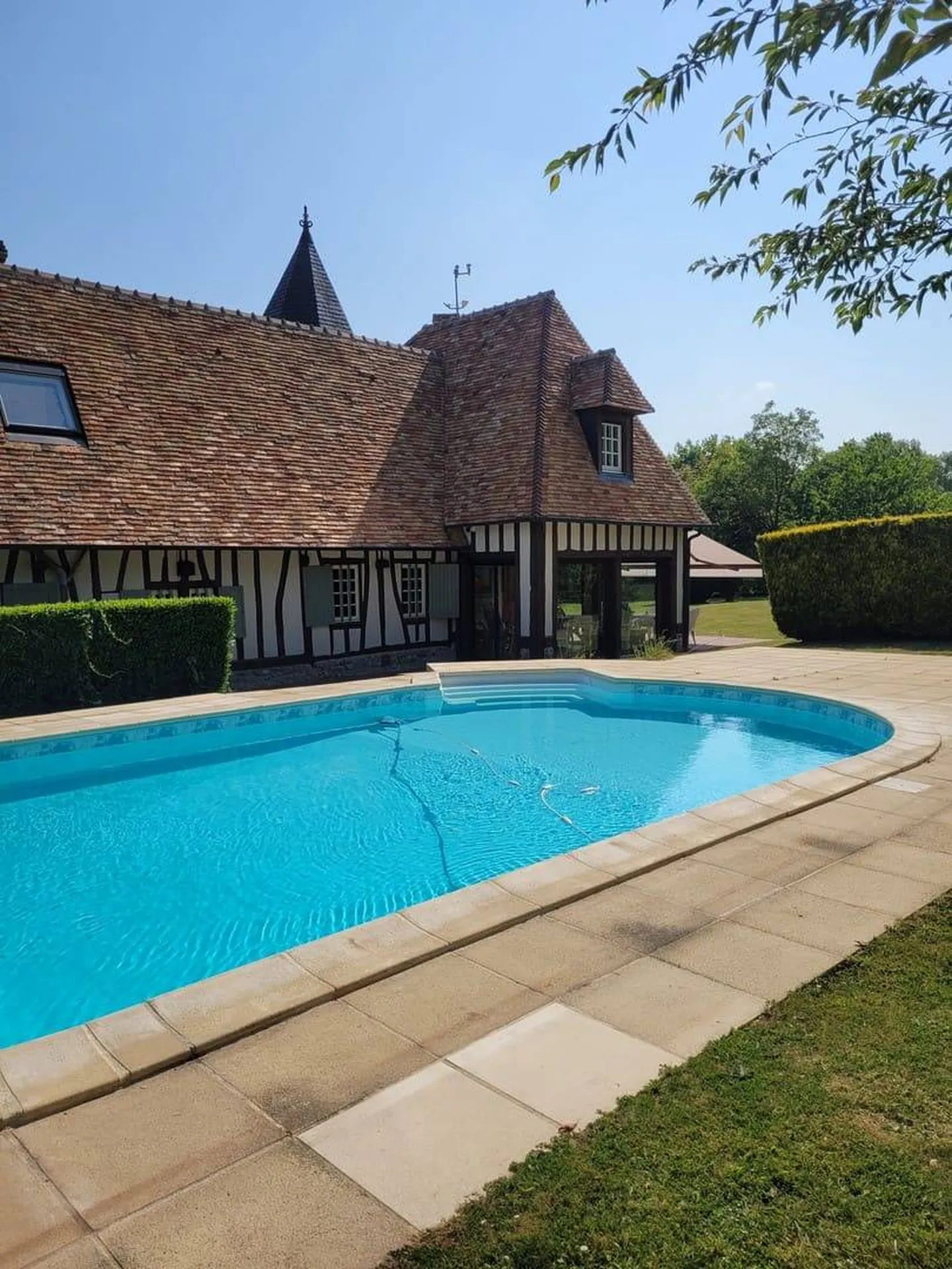 L'agence Terres et Demeure de Normandie vous propose à la vente, cette propriété Normande datant de la fin du 18 ème/début 19ème siècle avec piscine située à 10 minutes de Cormeilles dans l'Eure 27, 20 minutes de Pont-l’Évêque 14130 et 35 minutes de