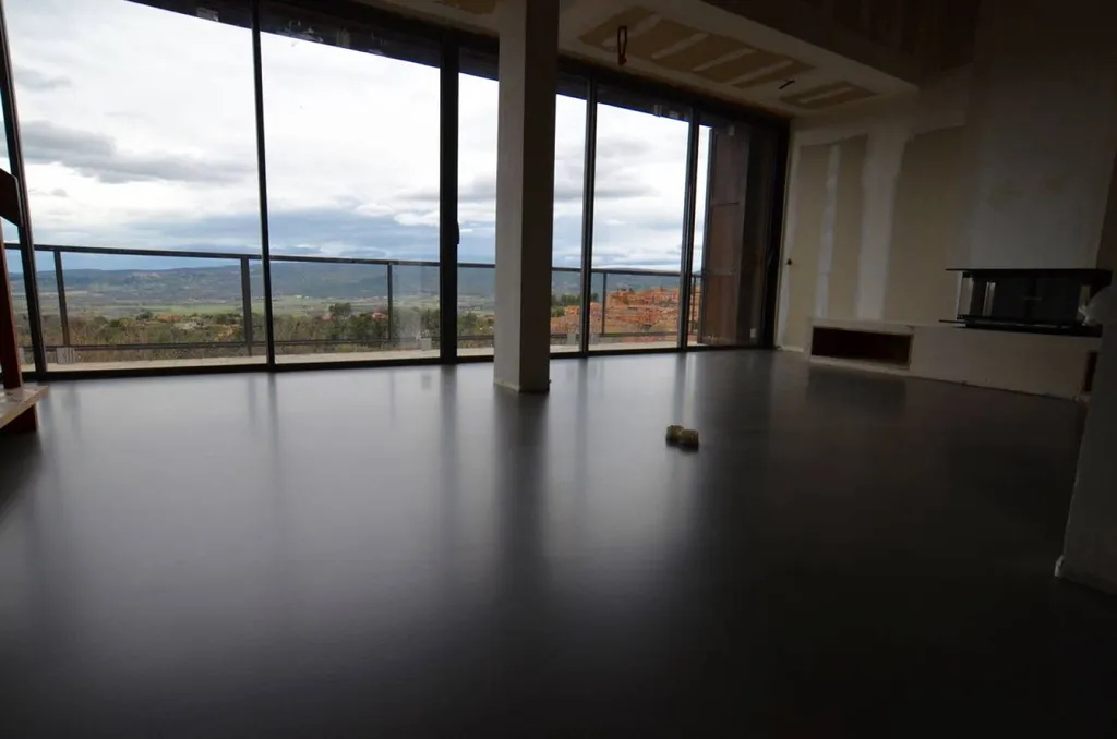 SOL DECORATIF EN BETON CIRE COULE ROUSSILLON