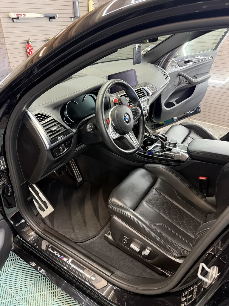 BMW X4 M CompétitionxDrive/ TOIT OUVRANT / HARMAN KARDON/ CAMERA 360/ PACK CARBONE / SIEGE CHAUFFANT AV/AR