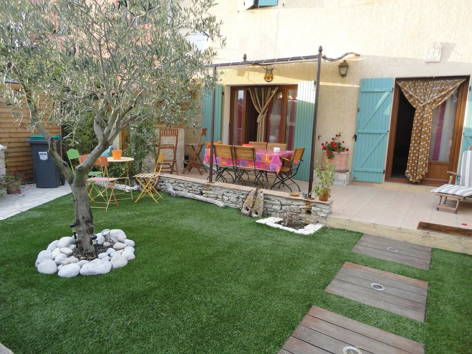 Castellas immobilier a vendu une petite maison de ville 3 sur  Roquefort La Bédoule avec jardin et cuisine d'été