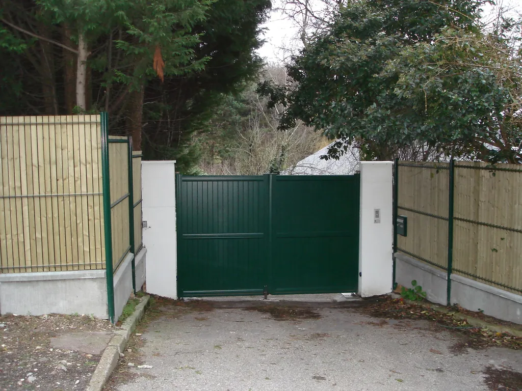 Installation de Portail en aluminium Battant Motorisé, Modèle Classique Semi-Ajouré Sur-Mesure à Bourg Achard dans l'Eure 27 et Le Bosc-du-Theil
