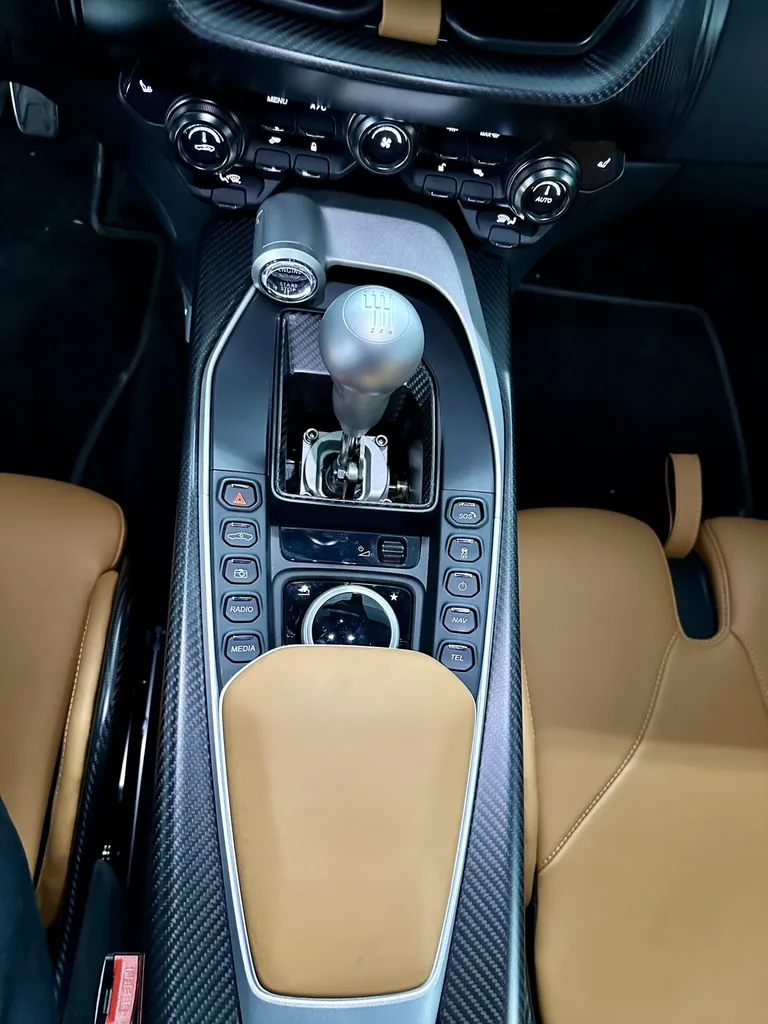 Traitement céramique Lyon protection carosserie Aston Martin Valour 