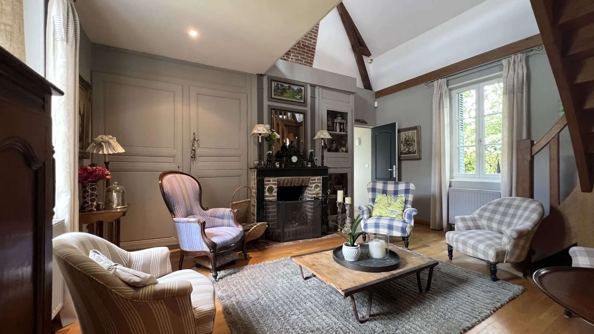 A vendre Authentique demeure normande 260m² issue de deux longères, 5 chambres, dépendances et jardin paysager 3400m², environnement privilégié proche Blangy-sur-Bresle 76340.