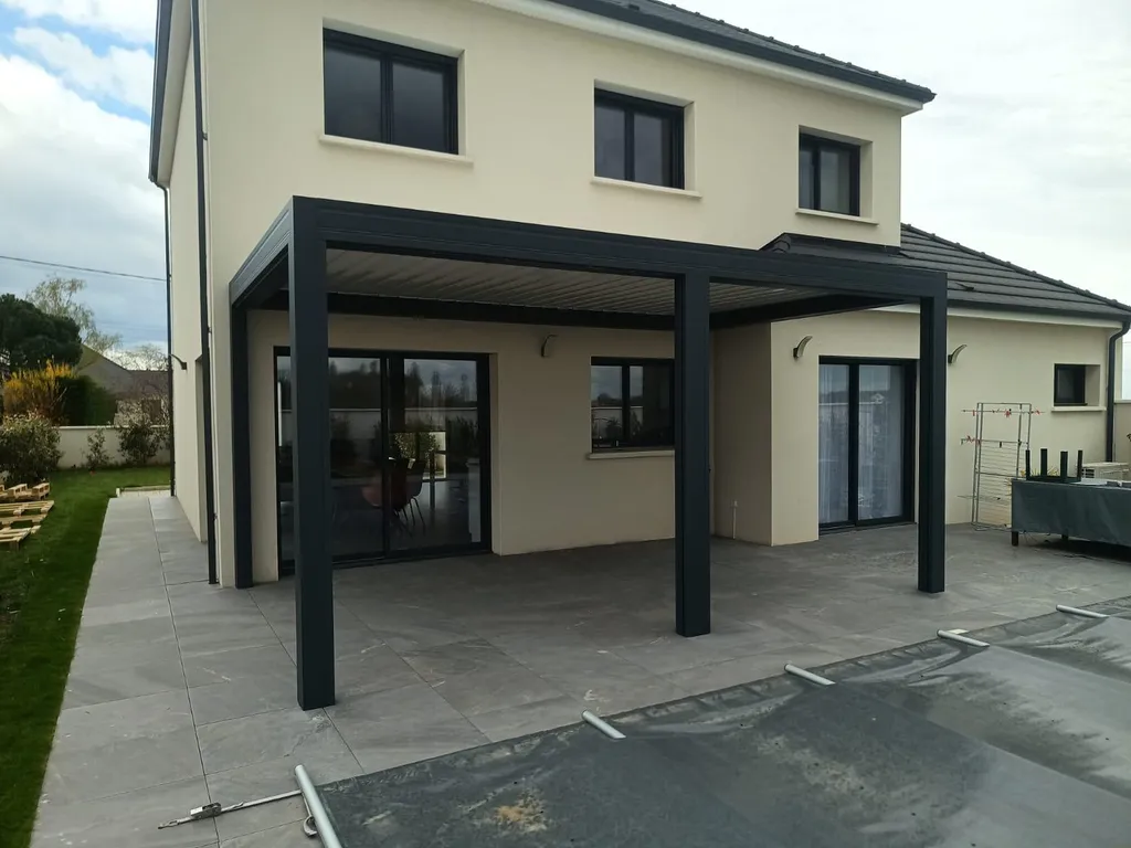 Pergola bioclimatique en aluminium à Saulon la Chapelle
