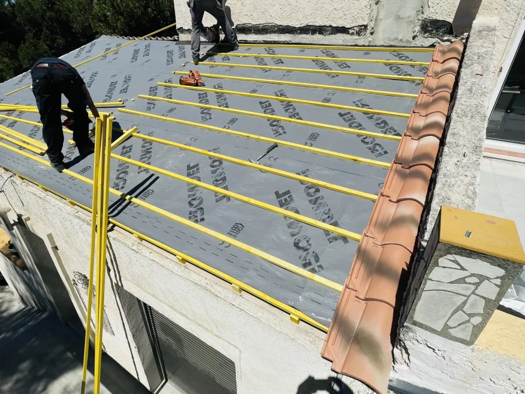 Réfection d’une toiture avec rénovation de charpente et isolation sur Aix en Provence.